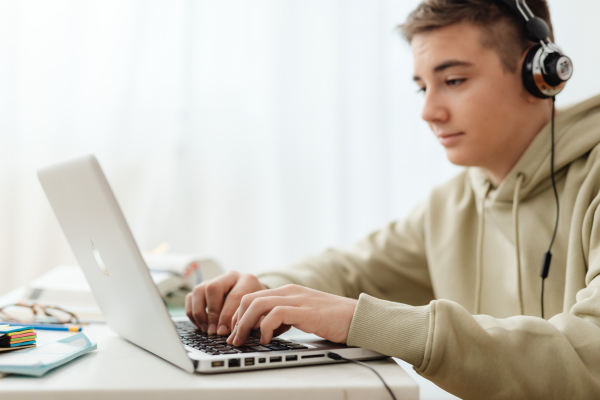 Estudiar online desde Iberoamérica con validez en España: Mitos y realidades