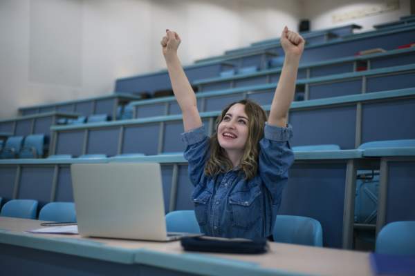 Ventajas de estudiar posgrados online para profesionales en Iberoamérica